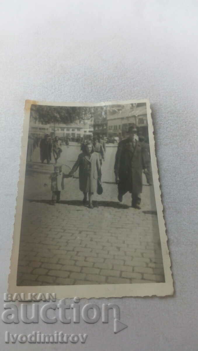 Снимка София Мъж жена и малко момиченце на разходка