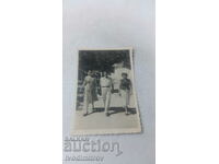 Снимка Млад мъж и две млади жени на разходка
