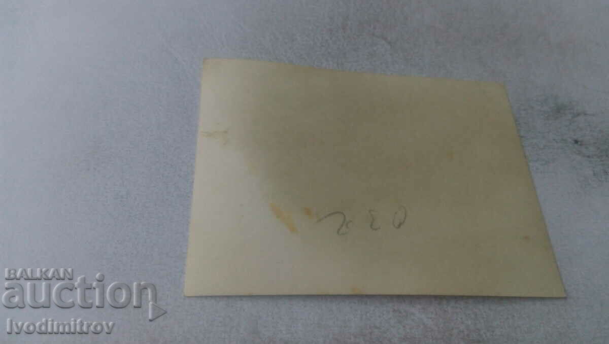 Φωτογραφία ενός άνδρα και δύο γυναικών σε έναν περίπατο με τιμή 1.65 BGN | € 0.84 Φωτογραφία ενός άνδρα και δύο γυναικών σε έναν περίπατο με τιμή 1.65 BGN | € 0.84