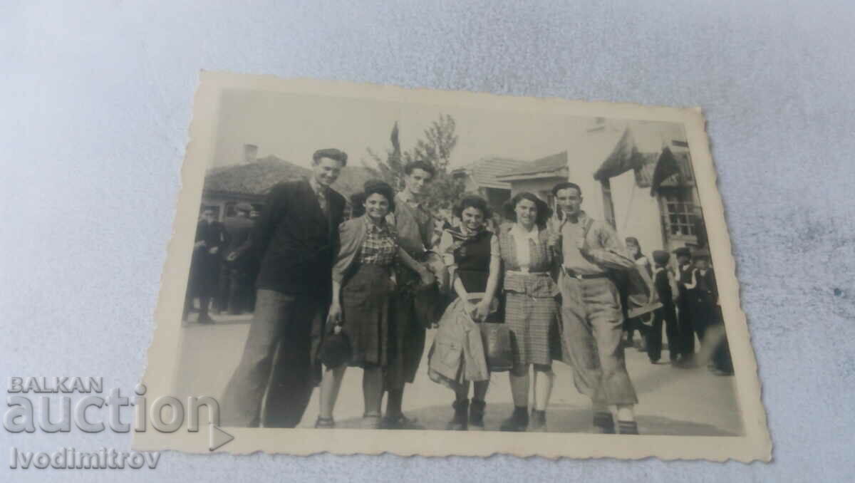 Photo village of Dolni Lozen Young men and women on the square 1942