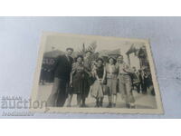 Снимка село Долни Лозен Младежи и девойки на площада 1942