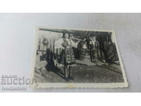Снимка Млада жена в носия с кобилица със стомна и котел