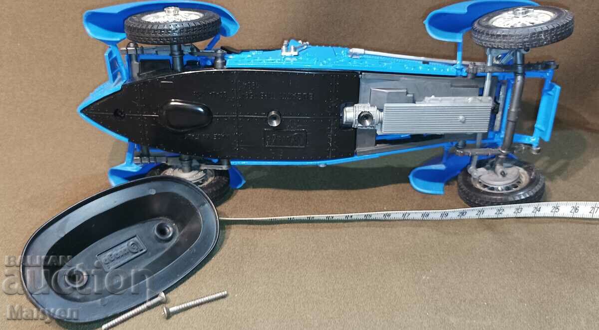 Delivery of I am selling an old car model. Delivery of I am selling an old car model.