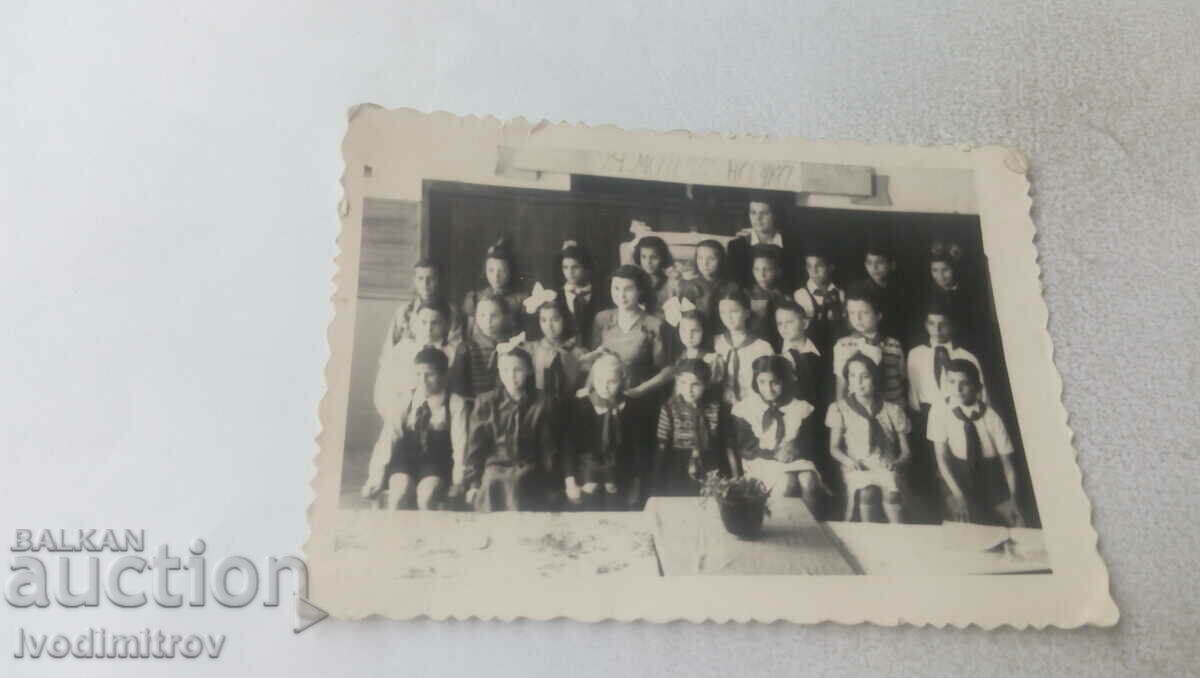 Foto Studenți cu legături de pionier într-o sală de clasă