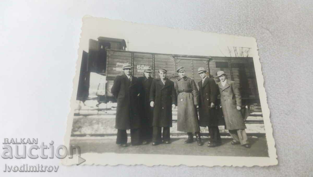 Αξιωματικοί φωτογραφιών και πέντε άνδρες σε μια εξέδρα σταθμού