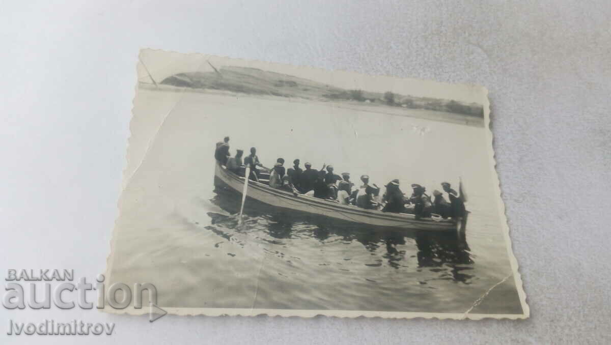 Φωτογραφία Ahtopol Αξιωματικοί και άνδρες σε μια βάρκα 1937
