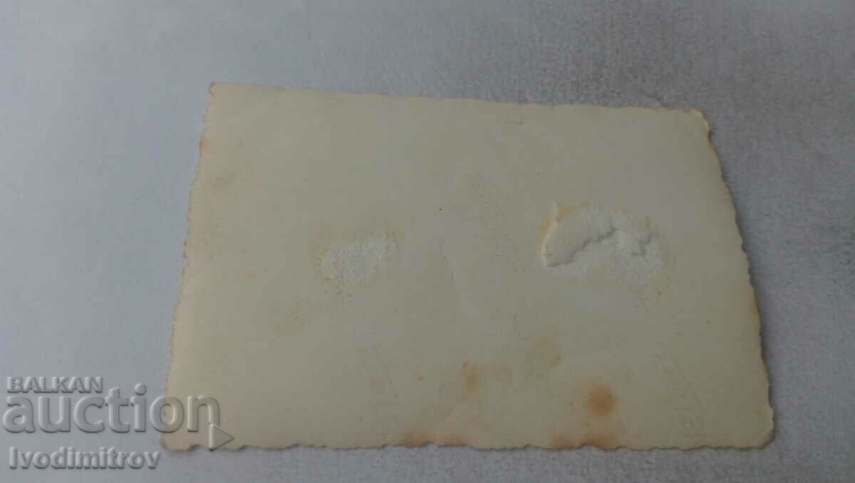 Εικόνα Ένας άντρας και τρία νεαρά κορίτσια με έναν μαύρο γάιδαρο με τιμή 1.45 BGN | € 0.74 Εικόνα Ένας άντρας και τρία νεαρά κορίτσια με έναν μαύρο γάιδαρο με τιμή 1.45 BGN | € 0.74