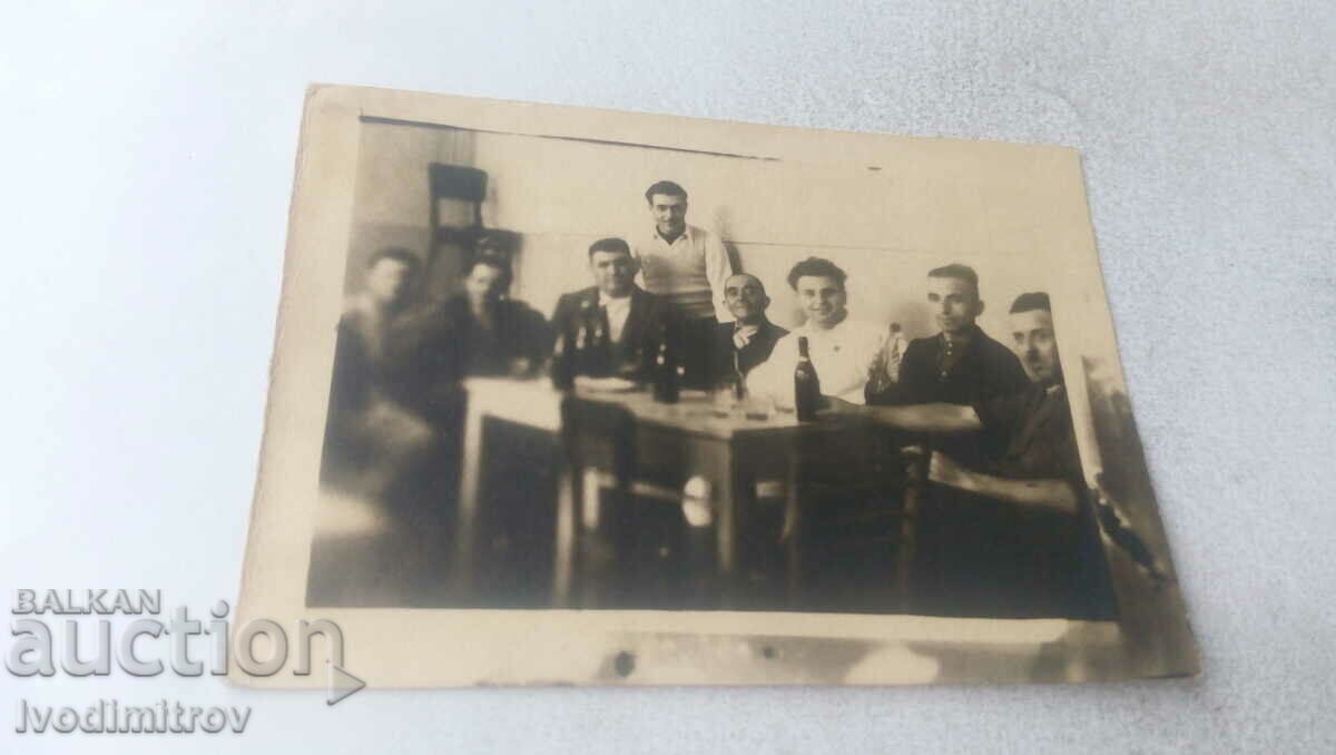 Photo Men having a beer in the pub