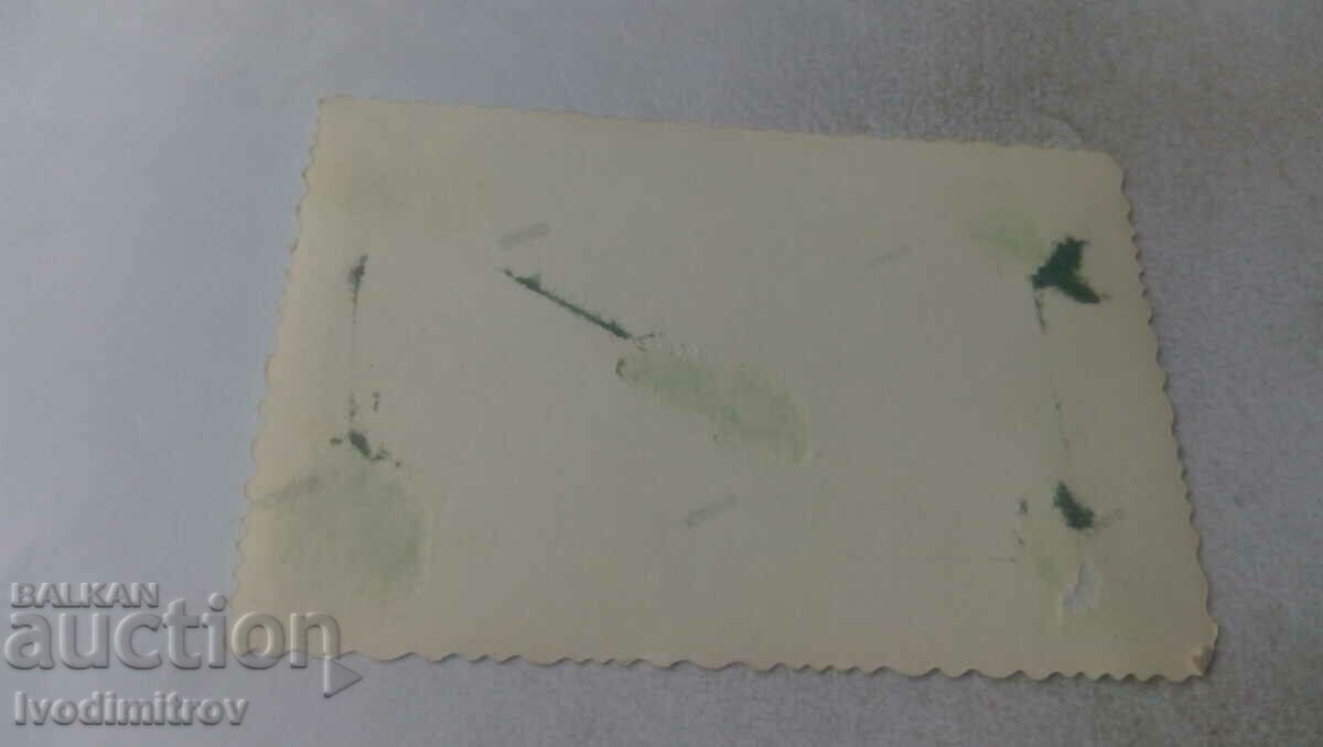 Снимка Младежи и девойка тупат одеяла на поляната с цена 1.45 лв. | € 0.74