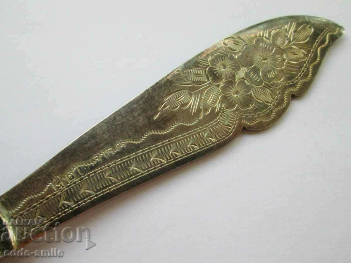 Auction A beautiful old dining knife with engravings and mother-of-pearl handle 19c Auction A beautiful old dining knife with engravings and mother-of-pearl handle 19c