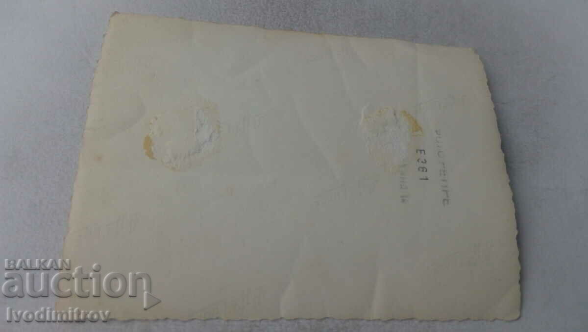 Εικόνα Άνδρες, γυναίκες και παιδιά δίπλα στη θάλασσα με τιμή 1.65 BGN | € 0.84 Εικόνα Άνδρες, γυναίκες και παιδιά δίπλα στη θάλασσα με τιμή 1.65 BGN | € 0.84