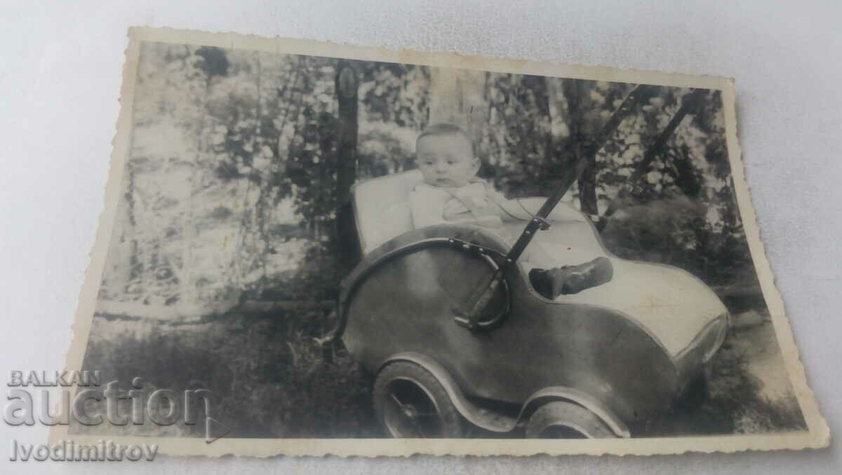 Снимка Бебе в ретро детска количка