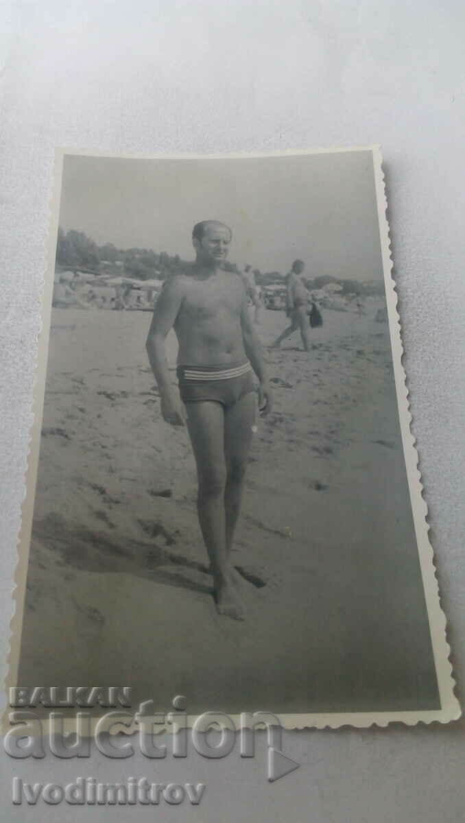 Foto Omul pe plajă