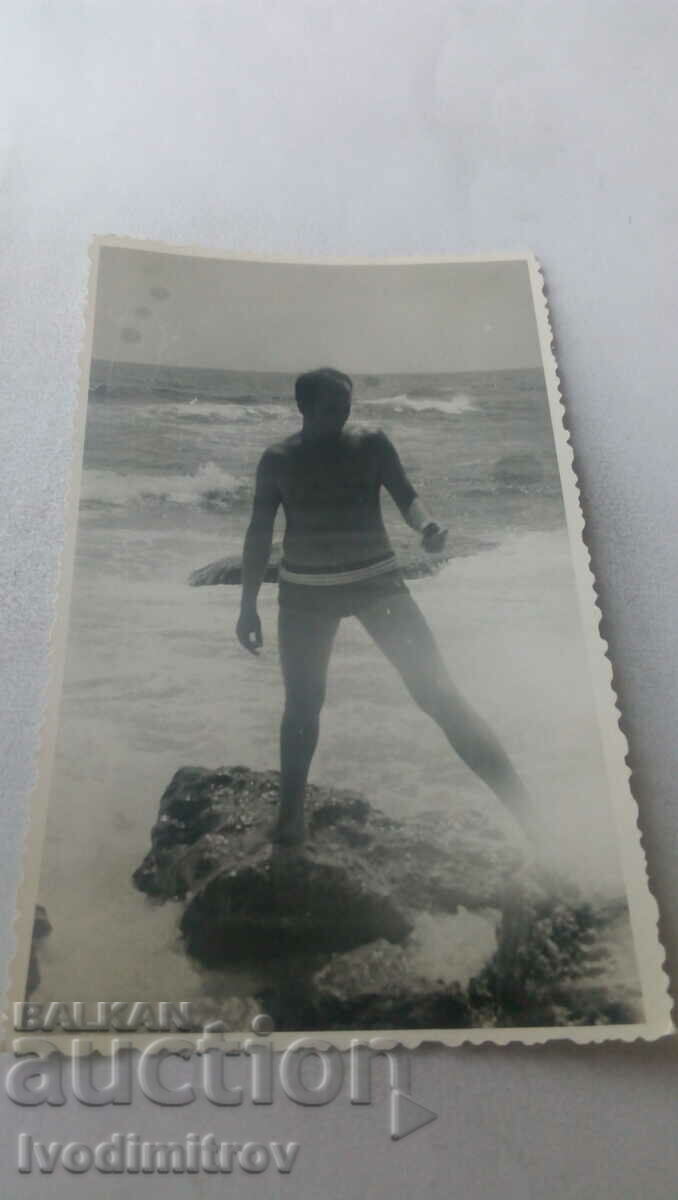 Φωτογραφία Άνθρωπος σε πέτρες στη θάλασσα