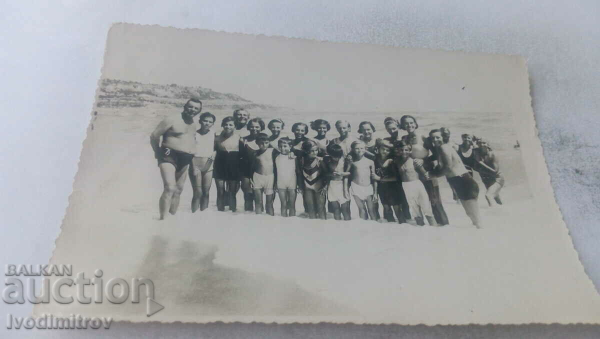 Снимка Мъж жени и деца на брега на морето