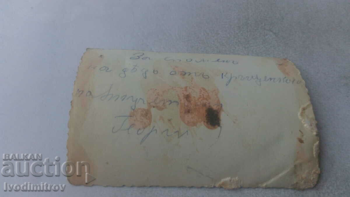 Φωτογραφία Άνδρες γυναίκες και μωρό στο δρόμο με τιμή 1.35 BGN | € 0.69