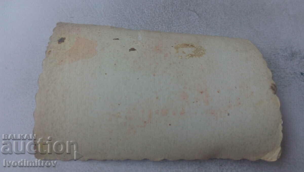 Φωτογραφία Αγόρι που κάθεται σε μια μεγάλη πέτρα στο δρόμο με τιμή 1.35 BGN | € 0.69 Φωτογραφία Αγόρι που κάθεται σε μια μεγάλη πέτρα στο δρόμο με τιμή 1.35 BGN | € 0.69