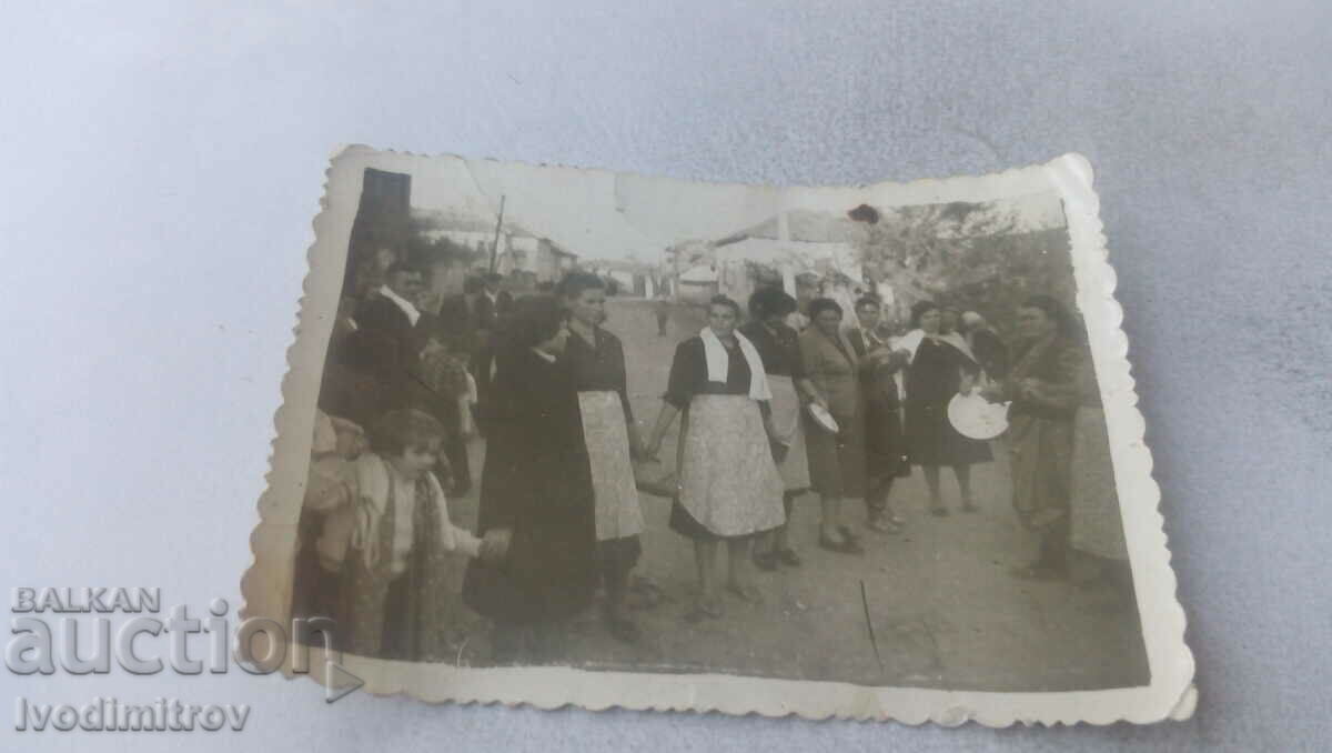 Снимка Жени и деца хванати за ръце на улицата