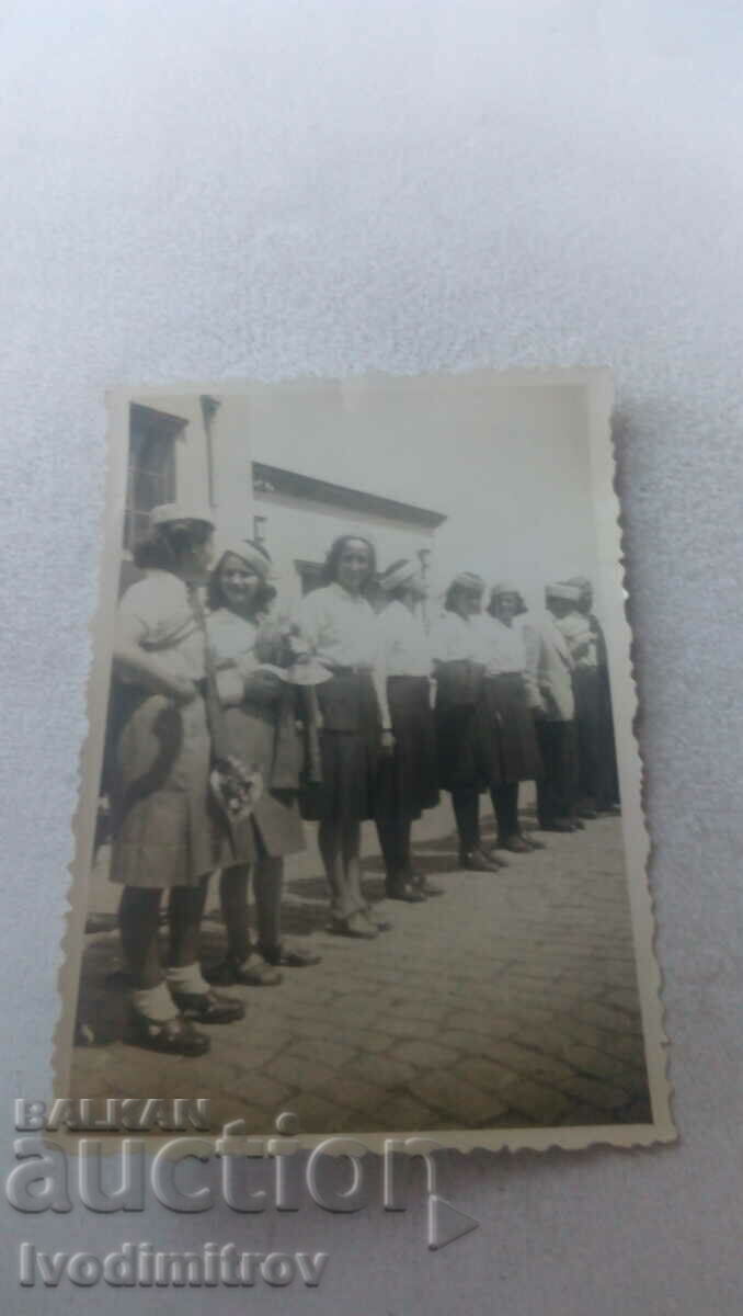 Снимка Млади момичета в юнашки униформи на улицата