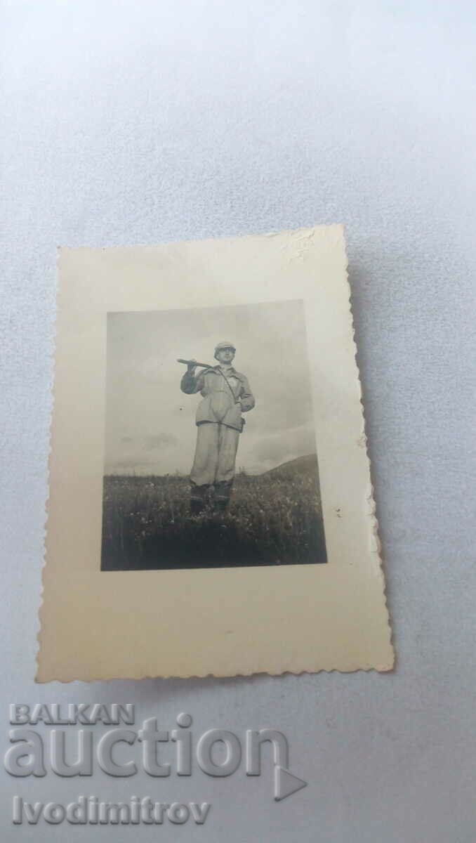 Снимка Млад мъж на поляната