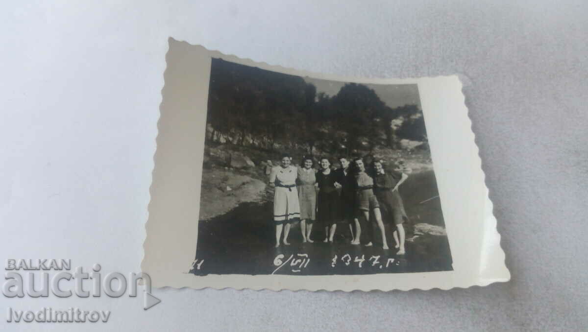 Foto Șase tinere în râu 1947