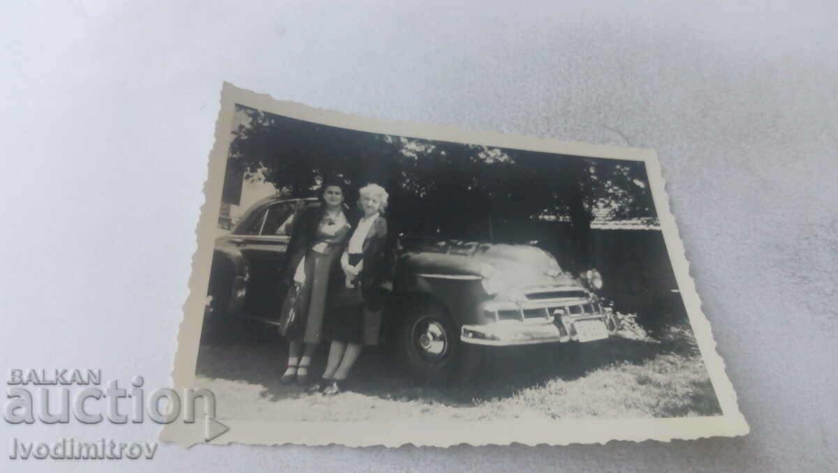 Φωτογραφία Δύο γυναίκες δίπλα σε ένα vintage αυτοκίνητο Βαρσοβία