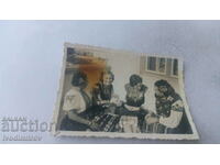 Снимка Четири млади момичета с народни носии на балкона