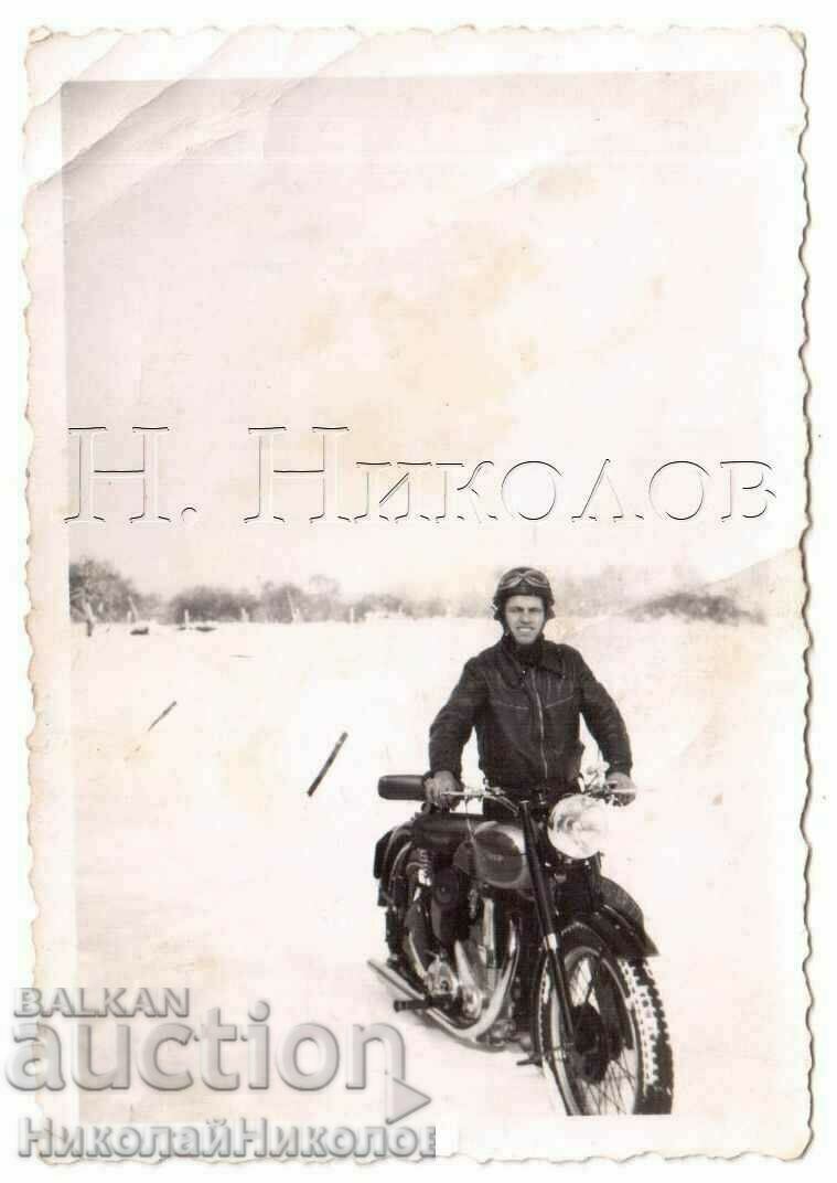 SMALL OLD PHOTO OF MAN WITH MOTORCYCLE MOTORCYCLE B923