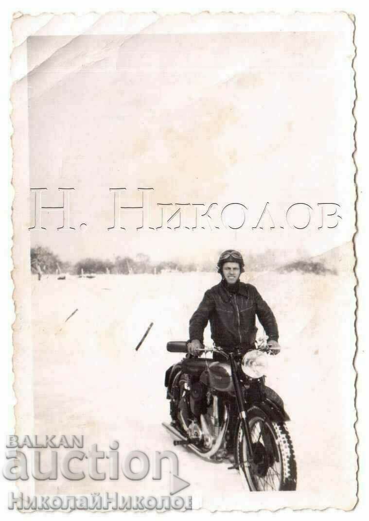 MICĂ FOTO VECHE CU OM CU MOTOCICLETA MOTOCICLETA B923