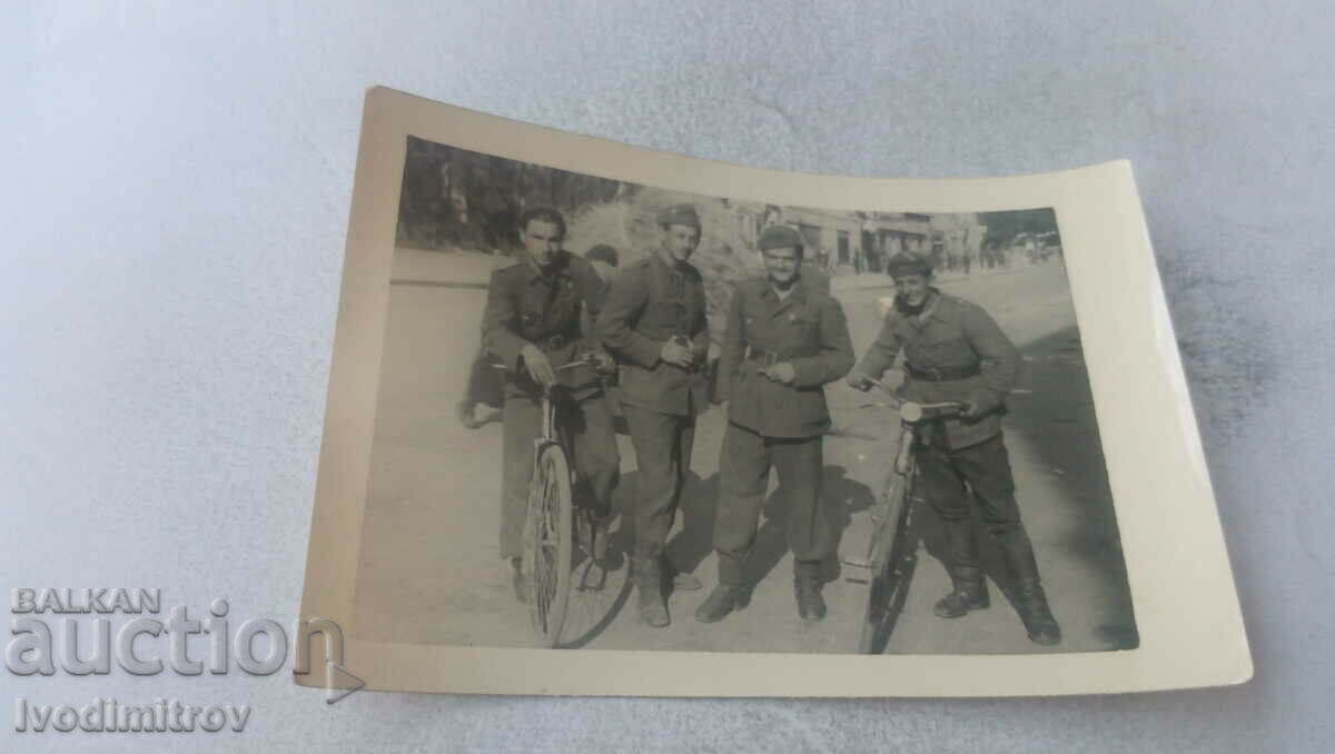 Photo Four soldiers with vintage bicycles