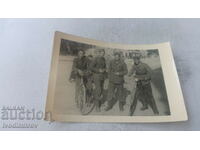 Fotografie Patru soldați cu biciclete de epocă