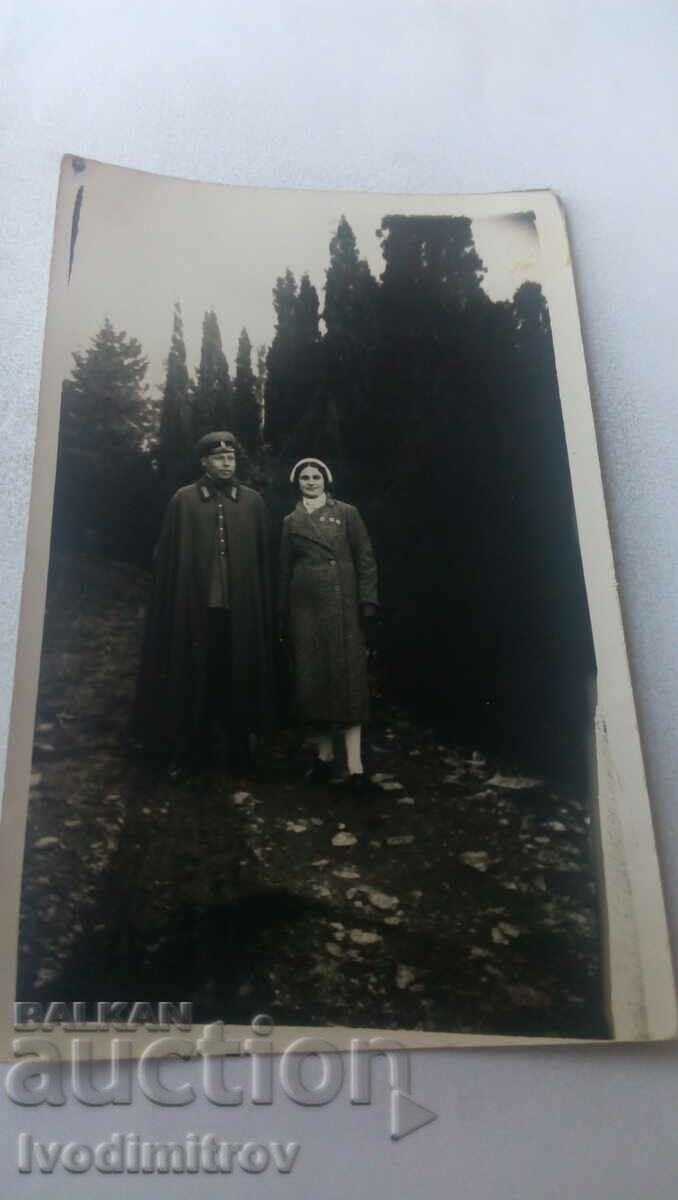 Photo Officer and woman in the park