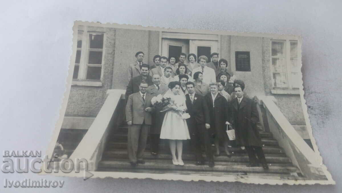 Photo Newlyweds with their friends 1962