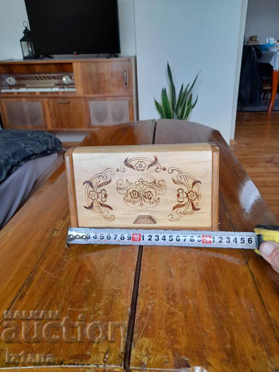 Auction  An old cigarette box, a snuff box