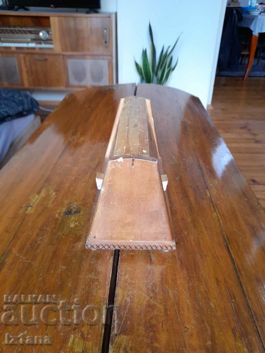 Delivery of An old cigarette box, a snuff box