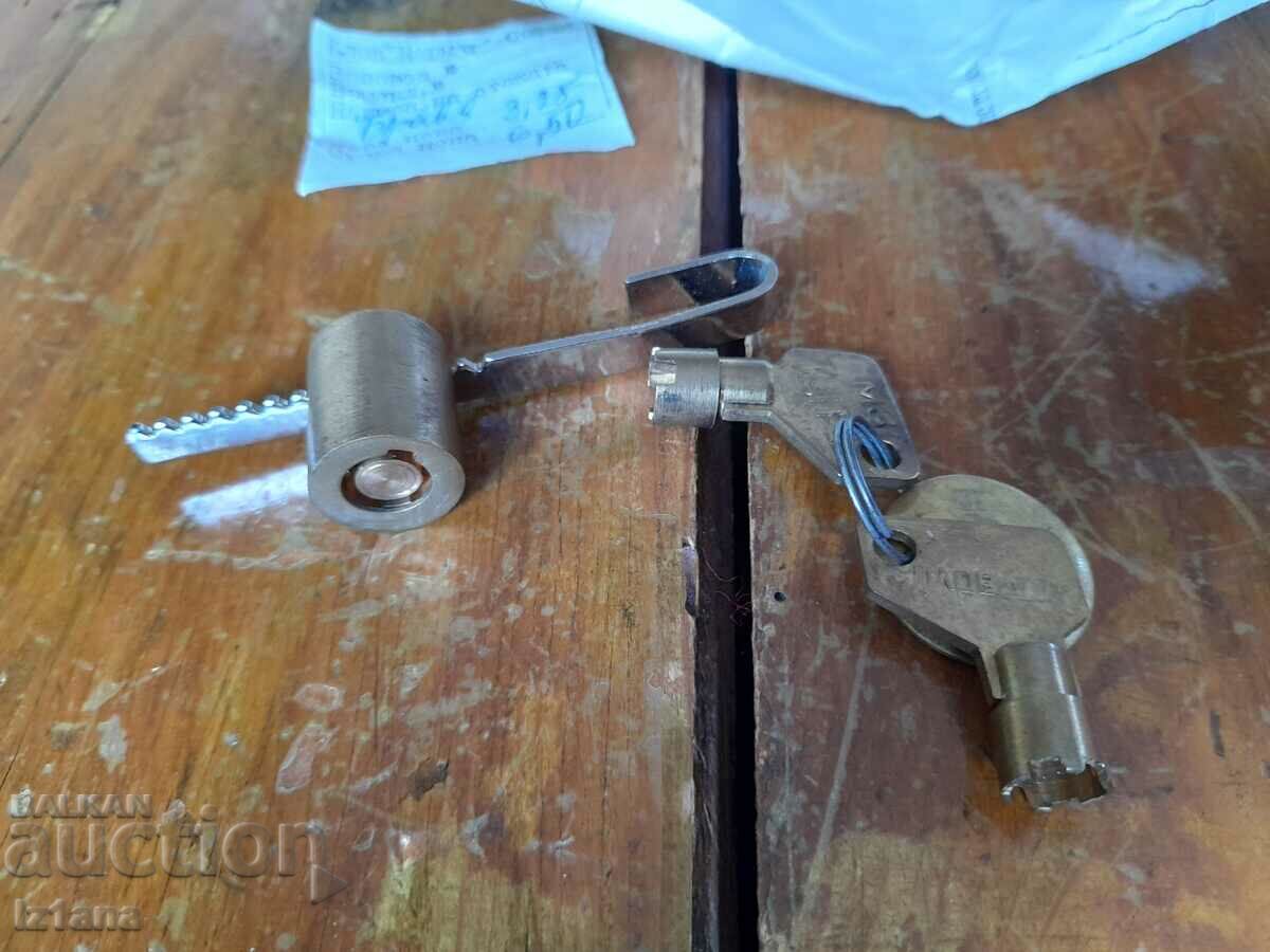 Παλιά κλειδαριά με τιμή 20.00 BGN | € 10.23 Παλιά κλειδαριά με τιμή 20.00 BGN | € 10.23