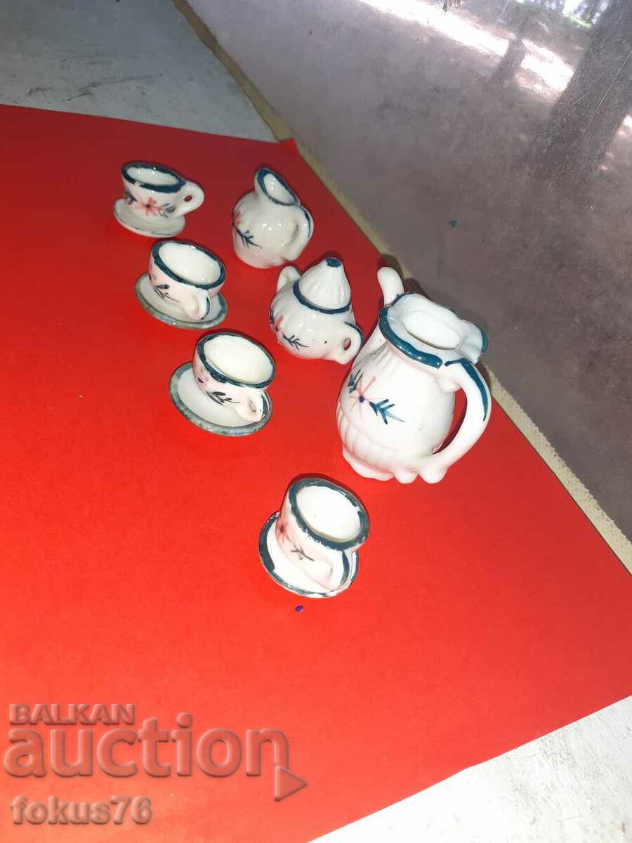 Delivery of Gorgeous porcelain service miniatures - porcelain miniature Delivery of Gorgeous porcelain service miniatures - porcelain miniature
