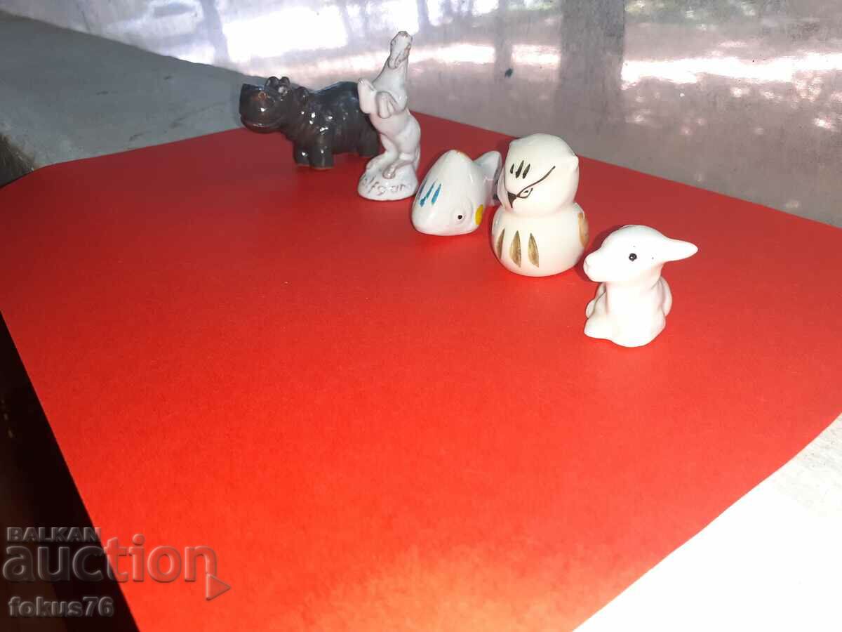 Delivery of Lot figures miniatures porcelain and ceramics marking