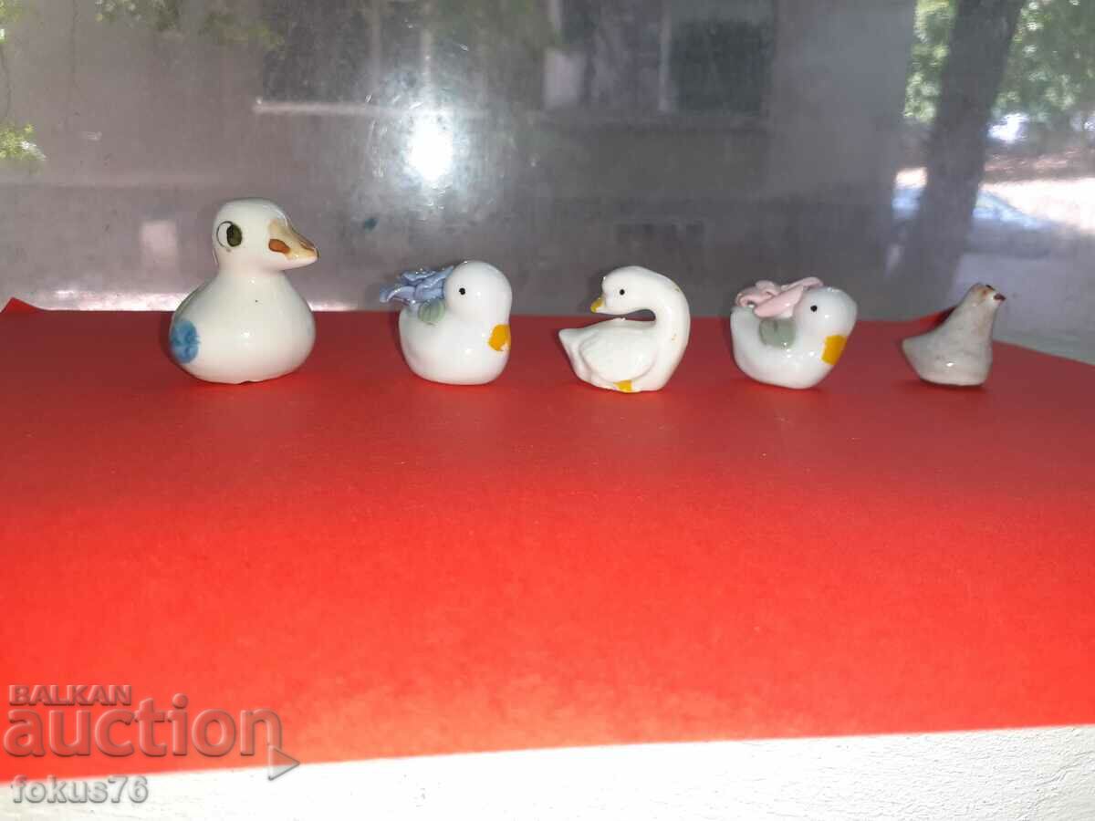 Auction Lot of very beautiful figures ducklings miniatures porcelain Auction Lot of very beautiful figures ducklings miniatures porcelain