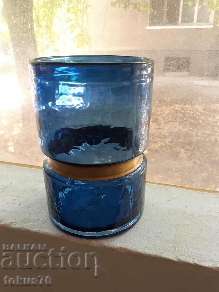 O vază mare și frumoasă, albastră cu preț 130.00 BGN | € 66.47 O vază mare și frumoasă, albastră cu preț 130.00 BGN | € 66.47