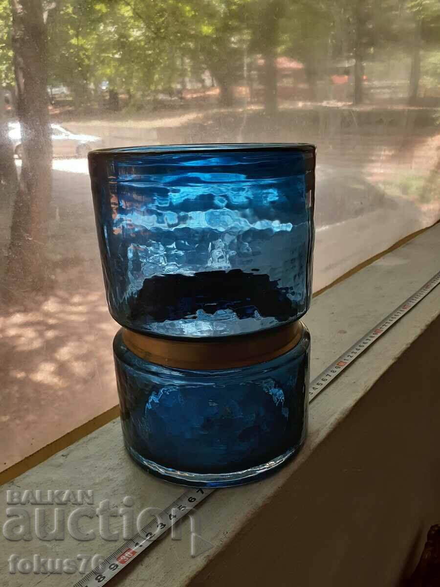 Livrarea O vază mare și frumoasă, albastră Livrarea O vază mare și frumoasă, albastră