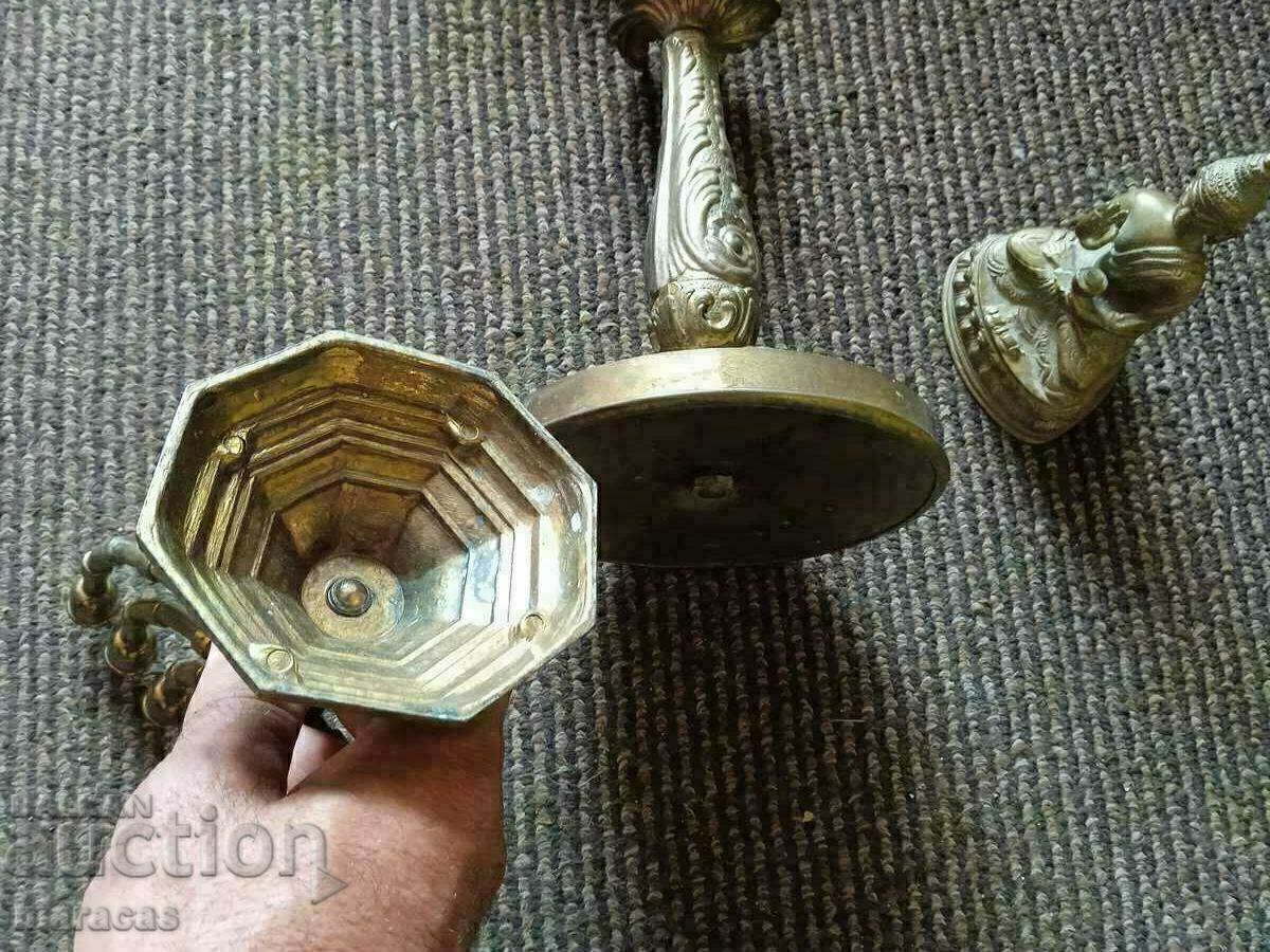 Παράδοση Ορειχάλκινα κηροπήγια και φιγούρα του Βούδα Παράδοση Ορειχάλκινα κηροπήγια και φιγούρα του Βούδα