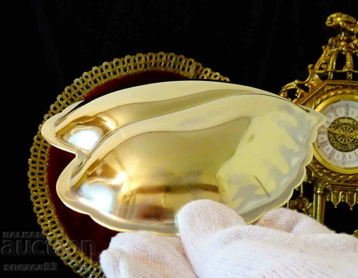 Delivery of Bronze bonbonniere, bowl, leaf Delivery of Bronze bonbonniere, bowl, leaf