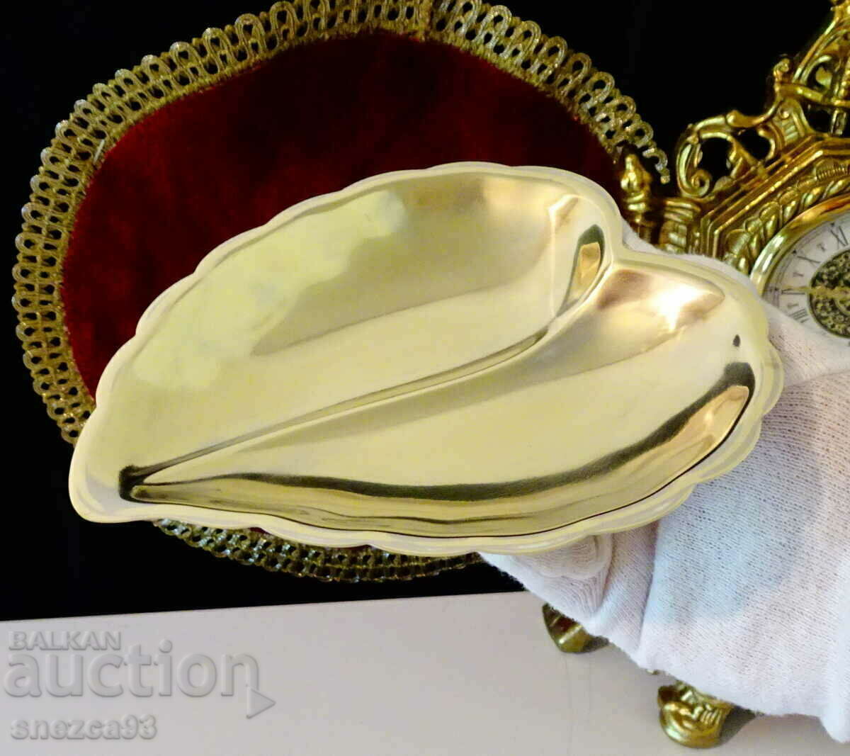 Bronze bonbonniere, bowl, leaf Bronze bonbonniere, bowl, leaf