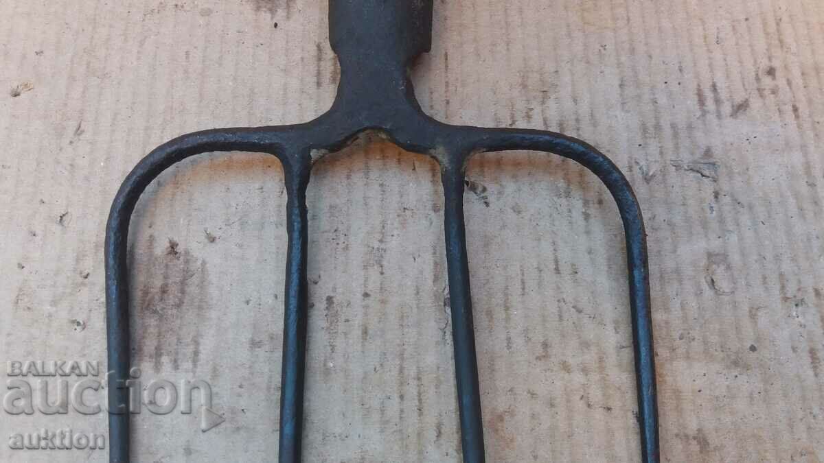 Auction OLD WROUGHT PITCH, TOOL, WINDSHIELD Auction OLD WROUGHT PITCH, TOOL, WINDSHIELD