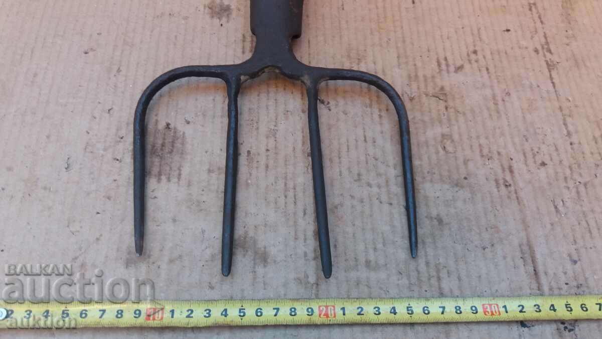 OLD WROUGHT PITCH, TOOL, WINDSHIELD - 5 OLD WROUGHT PITCH, TOOL, WINDSHIELD - 5