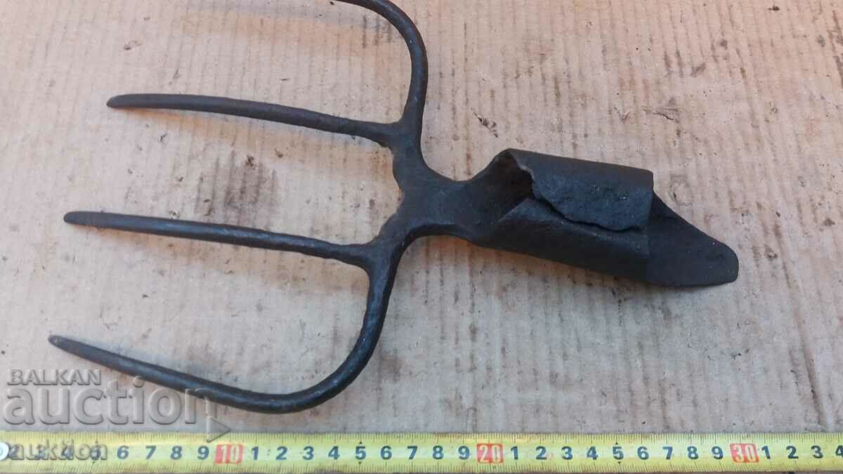 OLD WROUGHT PITCH, TOOL, WINDSHIELD - 6 OLD WROUGHT PITCH, TOOL, WINDSHIELD - 6