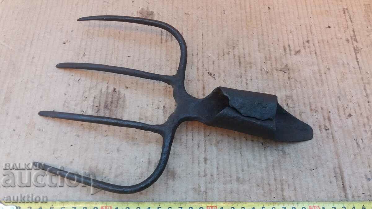 OLD WROUGHT PITCH, TOOL, WINDSHIELD - 7 OLD WROUGHT PITCH, TOOL, WINDSHIELD - 7