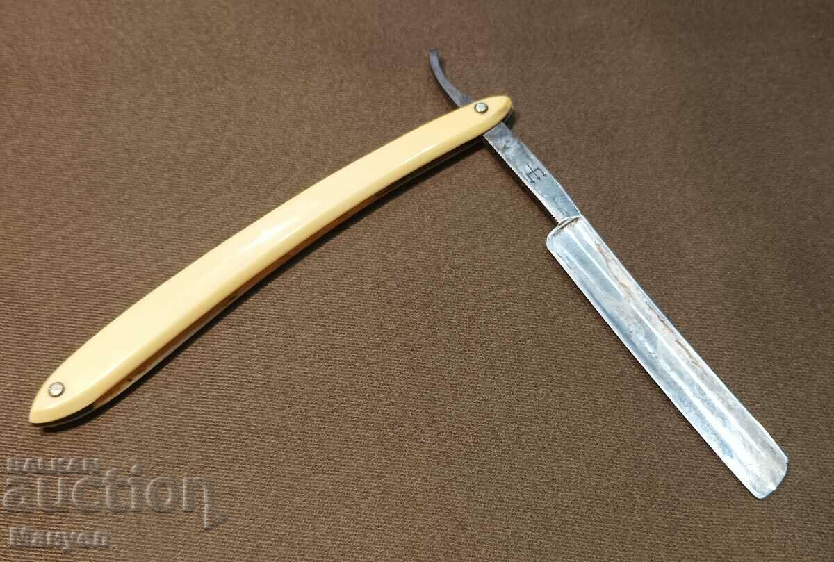 Auction Quality old razor in excellent condition. Auction Quality old razor in excellent condition.