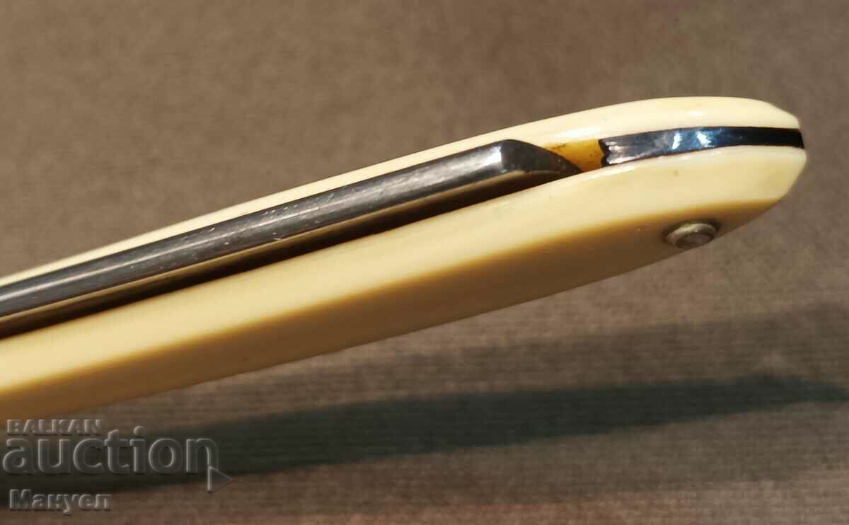 Delivery of Quality old razor in excellent condition. Delivery of Quality old razor in excellent condition.